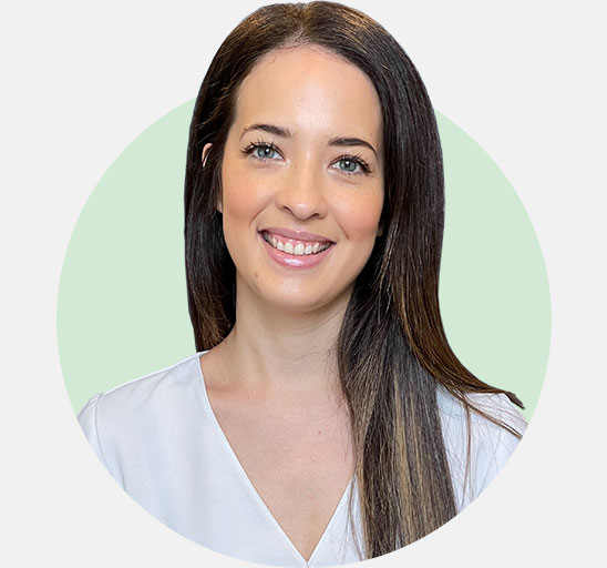 Maddison Franse Audiologist portrait with grey and green background