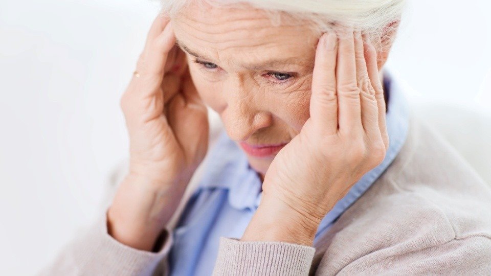 tinnitus symptoms in seniors, common causes, and available treatment options